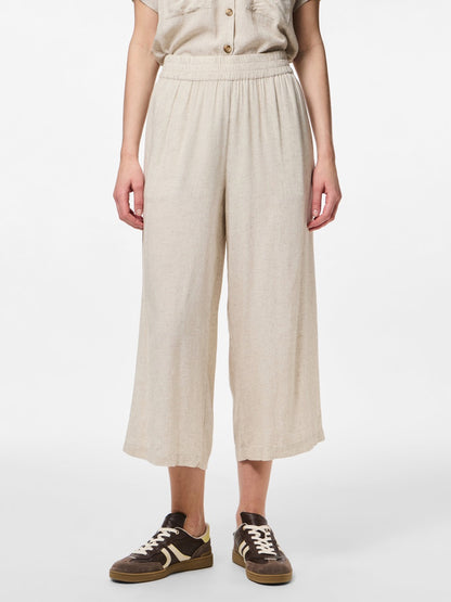 model med cropped beige hørbukser med elastik i taljen og sidelommer. PIECES PCPIA HW WIDE CULOTTE Birch/melange