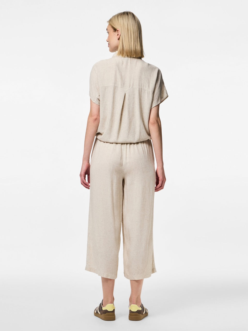 model bagfra med cropped beige hørbukser med elastik i taljen og sidelommer. PIECES PCPIA HW WIDE CULOTTE Birch/melange