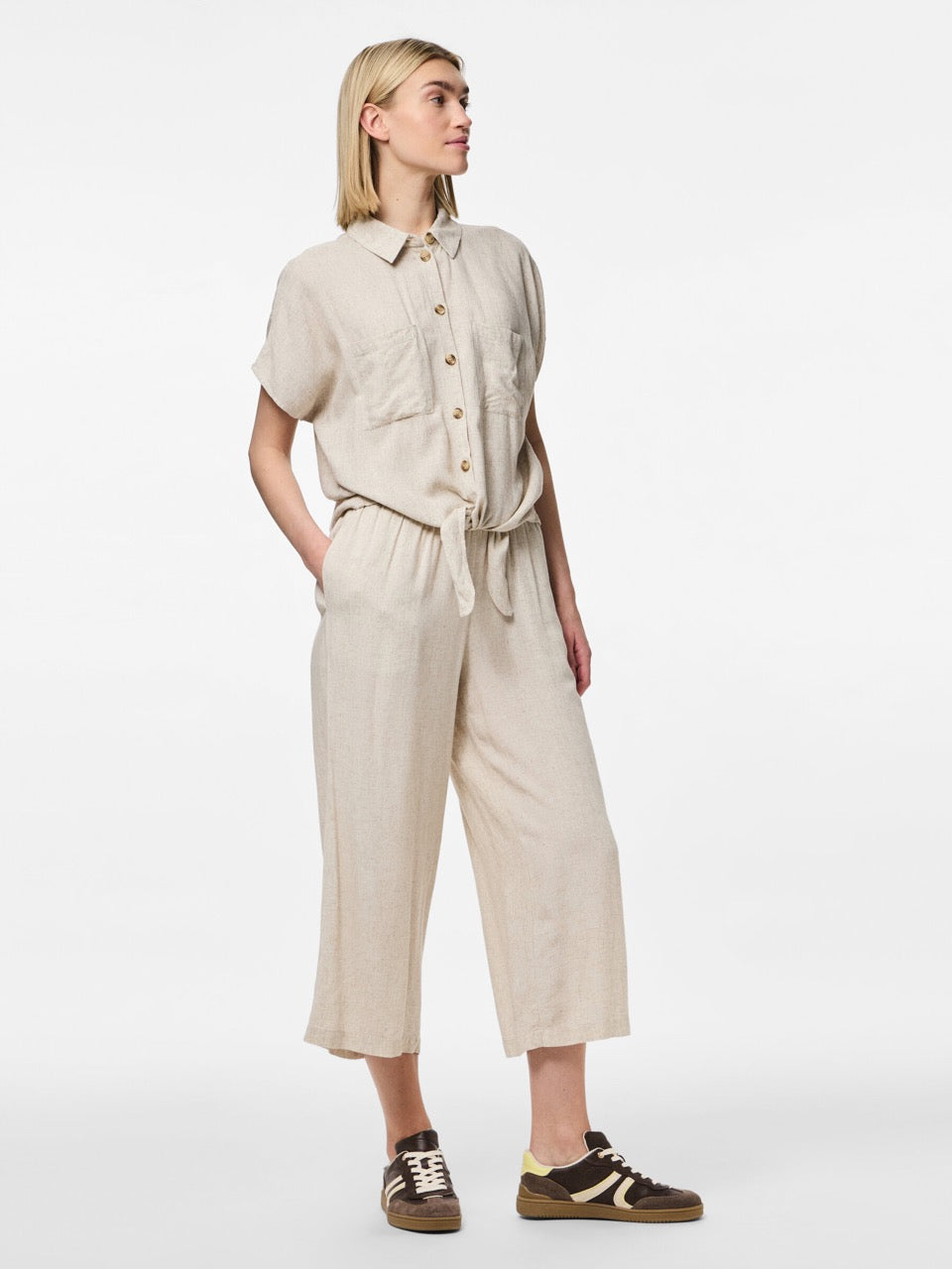 model med cropped beige hørbukser med elastik i taljen og sidelommer. PIECES PCPIA HW WIDE CULOTTE Birch/melange