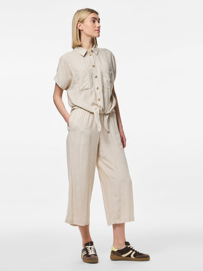 model med cropped beige hørbukser med elastik i taljen og sidelommer. PIECES PCPIA HW WIDE CULOTTE Birch/melange