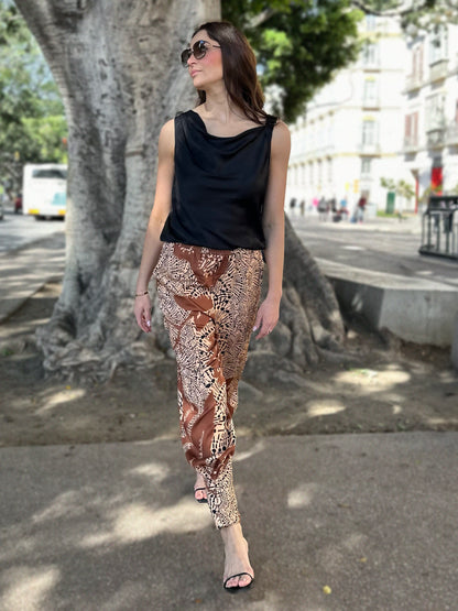 NÜ Black Ura top sort top med asymmetrisk hals og strop med spænde