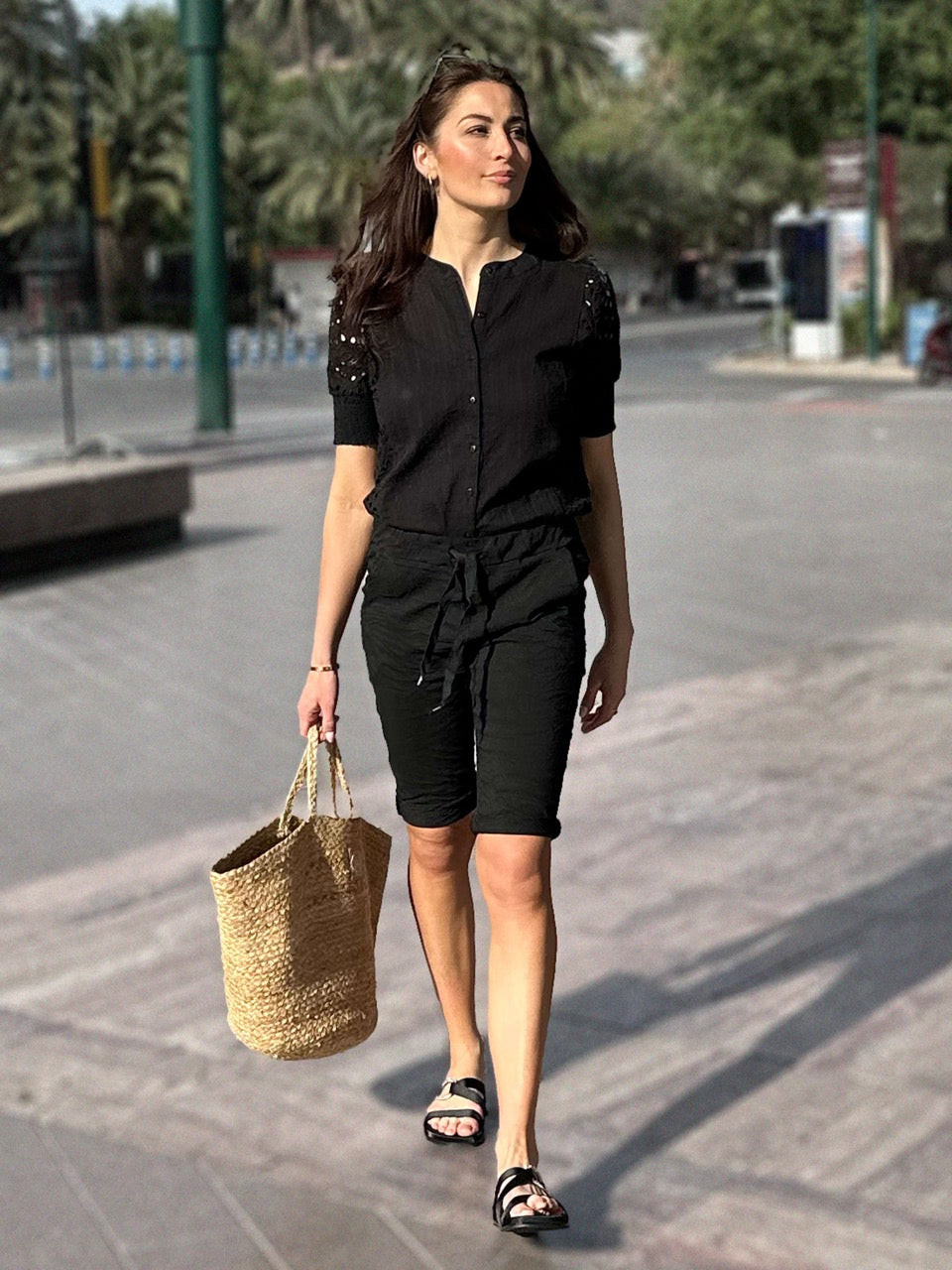 model med sorte capri shorts med elastik og bindebånd. NÜ Uta Capri Shorts Black