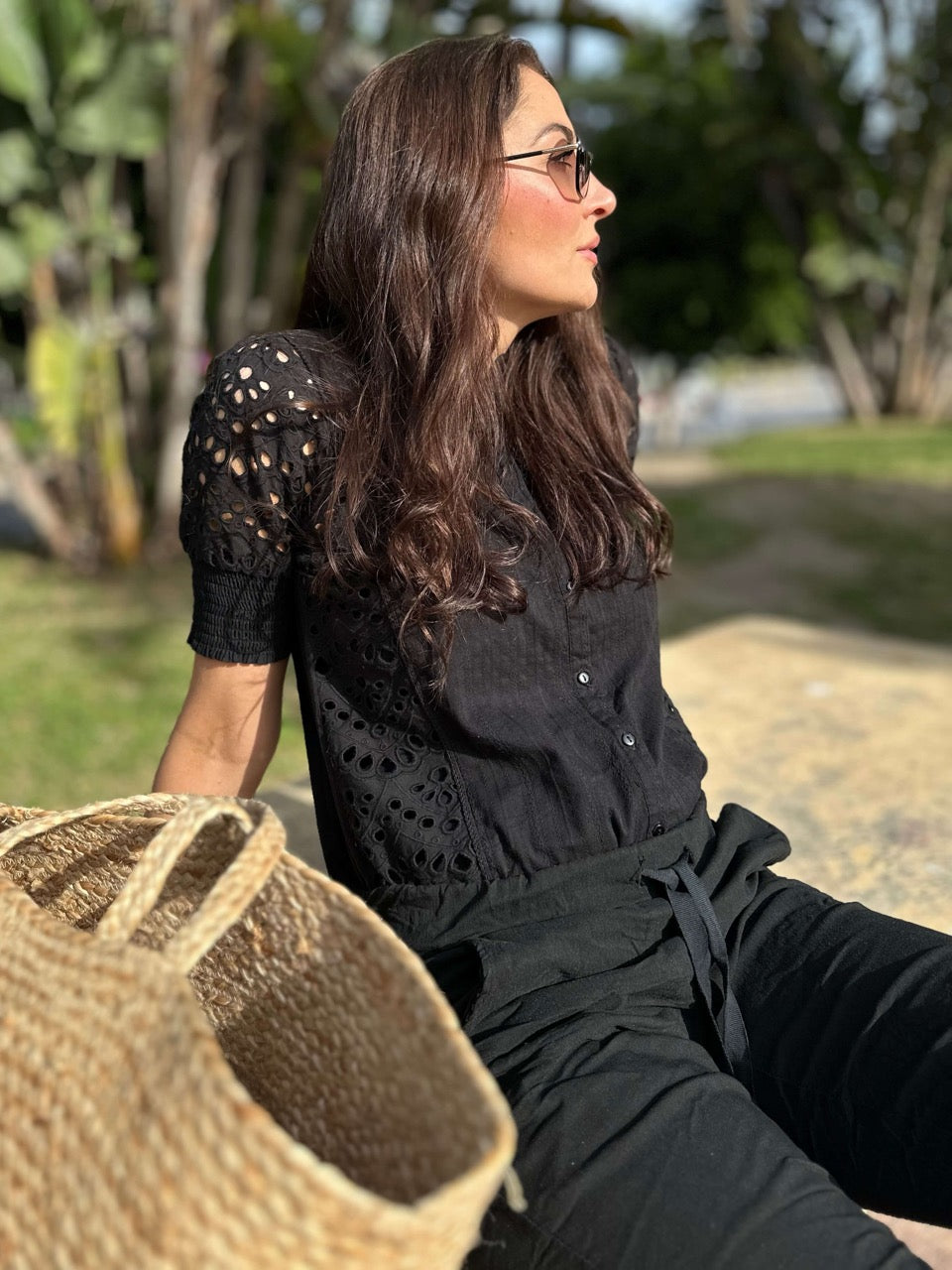 model siddende med sorte capri shorts med elastik og bindebånd. NÜ Uta Capri Shorts Black