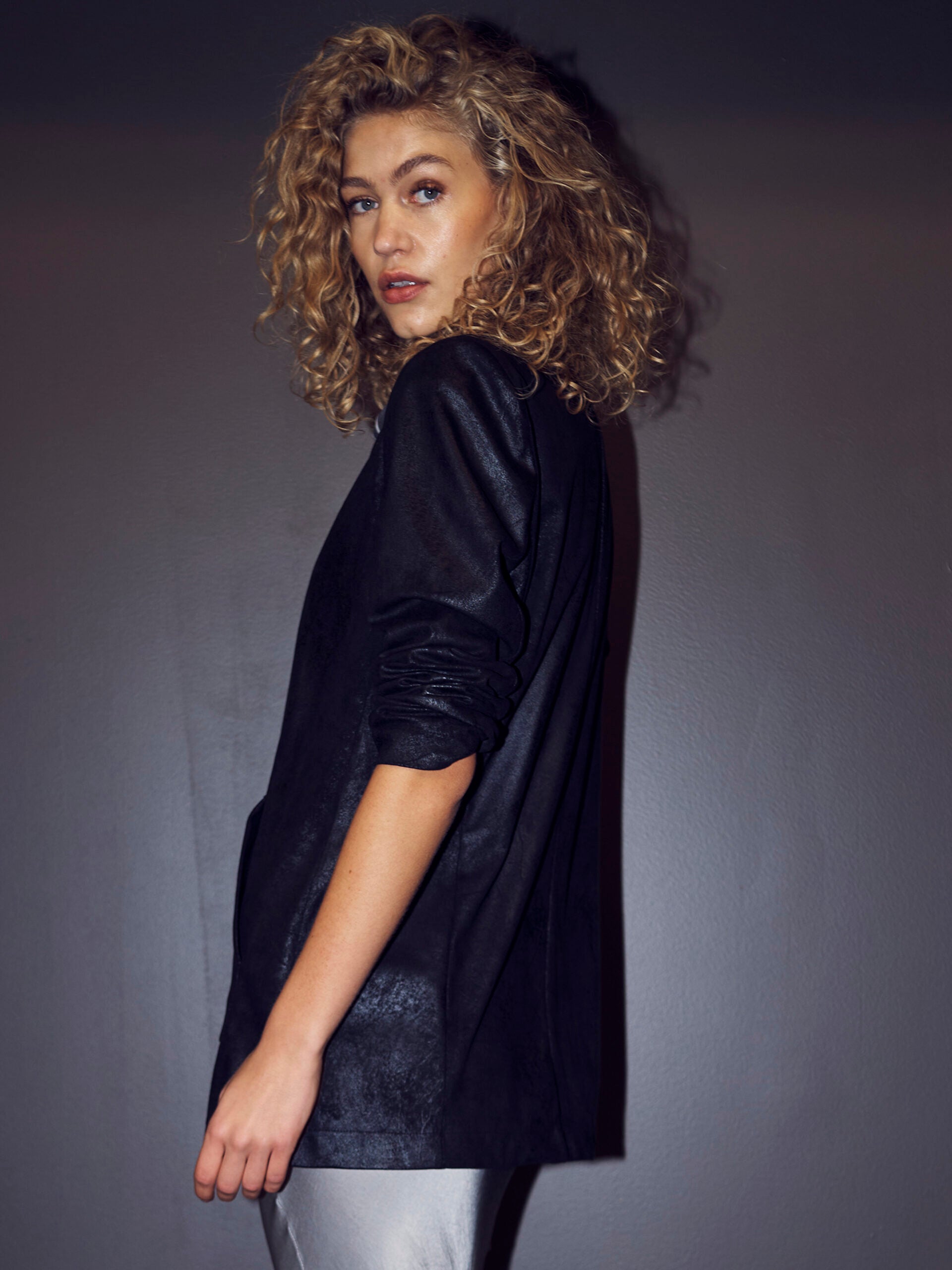 Sort lang blazer med diskret mønster løst fot NÜ Black Vanika Blazer