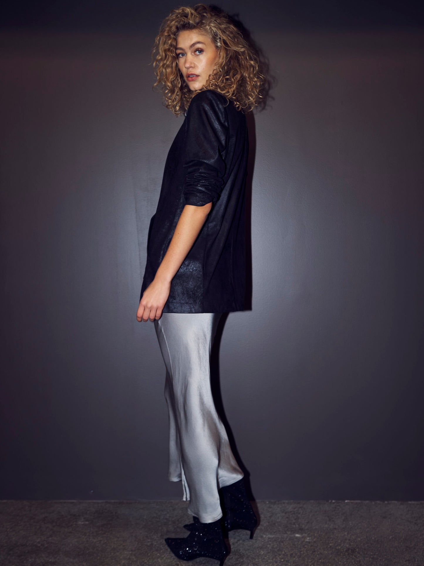 Sort lang blazer med diskret mønster NÜ Black Vanika Blazer