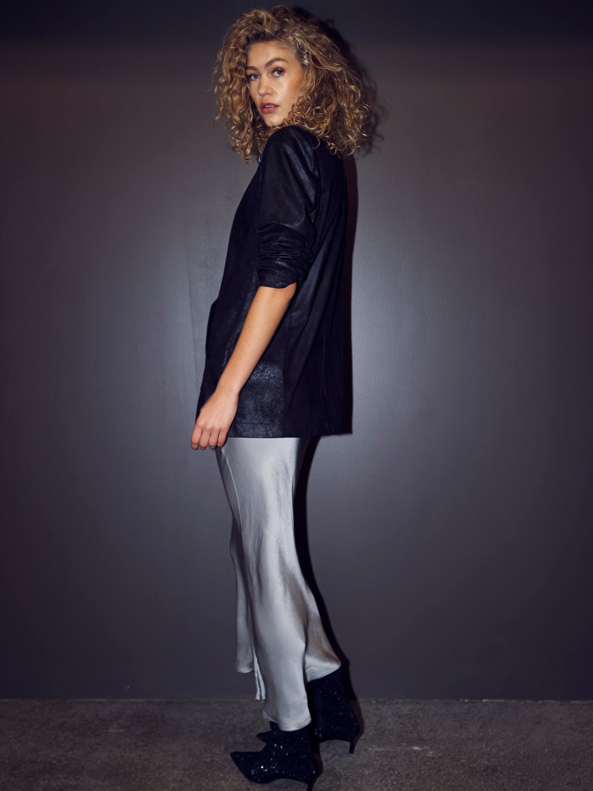 Sort lang blazer med diskret mønster NÜ Black Vanika Blazer