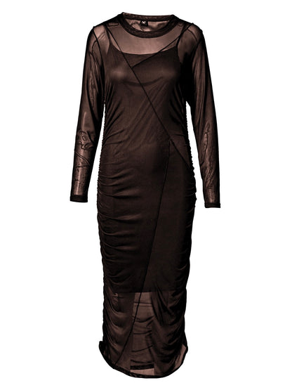 lang brun mesh kjole med rynkeeffekt i siderne. NÜ Vinja Dress RECYCLED Dark Brown