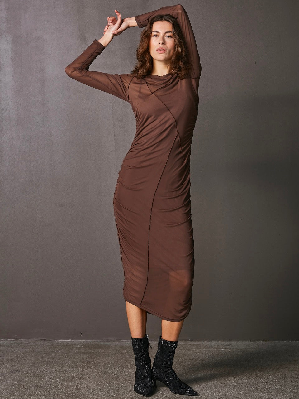 model med lang brun mesh kjole med rynkeeffekt i siderne. NÜ Vinja Dress RECYCLED Dark Brown