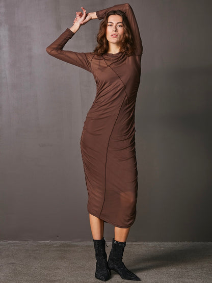 model med lang brun mesh kjole med rynkeeffekt i siderne. NÜ Vinja Dress RECYCLED Dark Brown