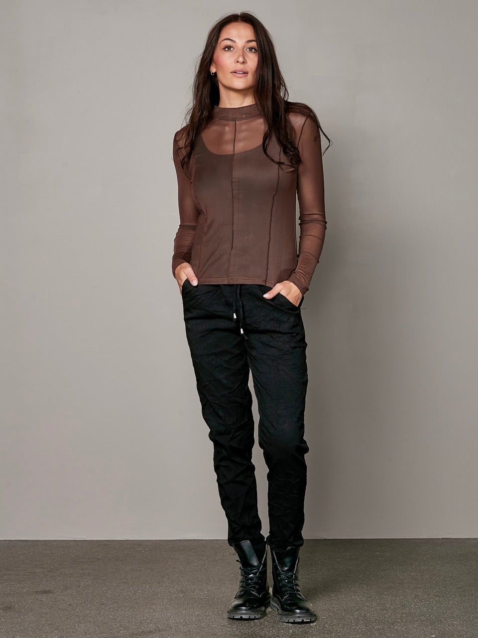 model med brun meshbluse med mellemhæj hals NÜ Vinja Blouse RECYCLED Dark Brown