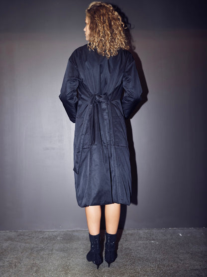 lang sort jakke med bindebånd NÜ Black Vonne Jacket