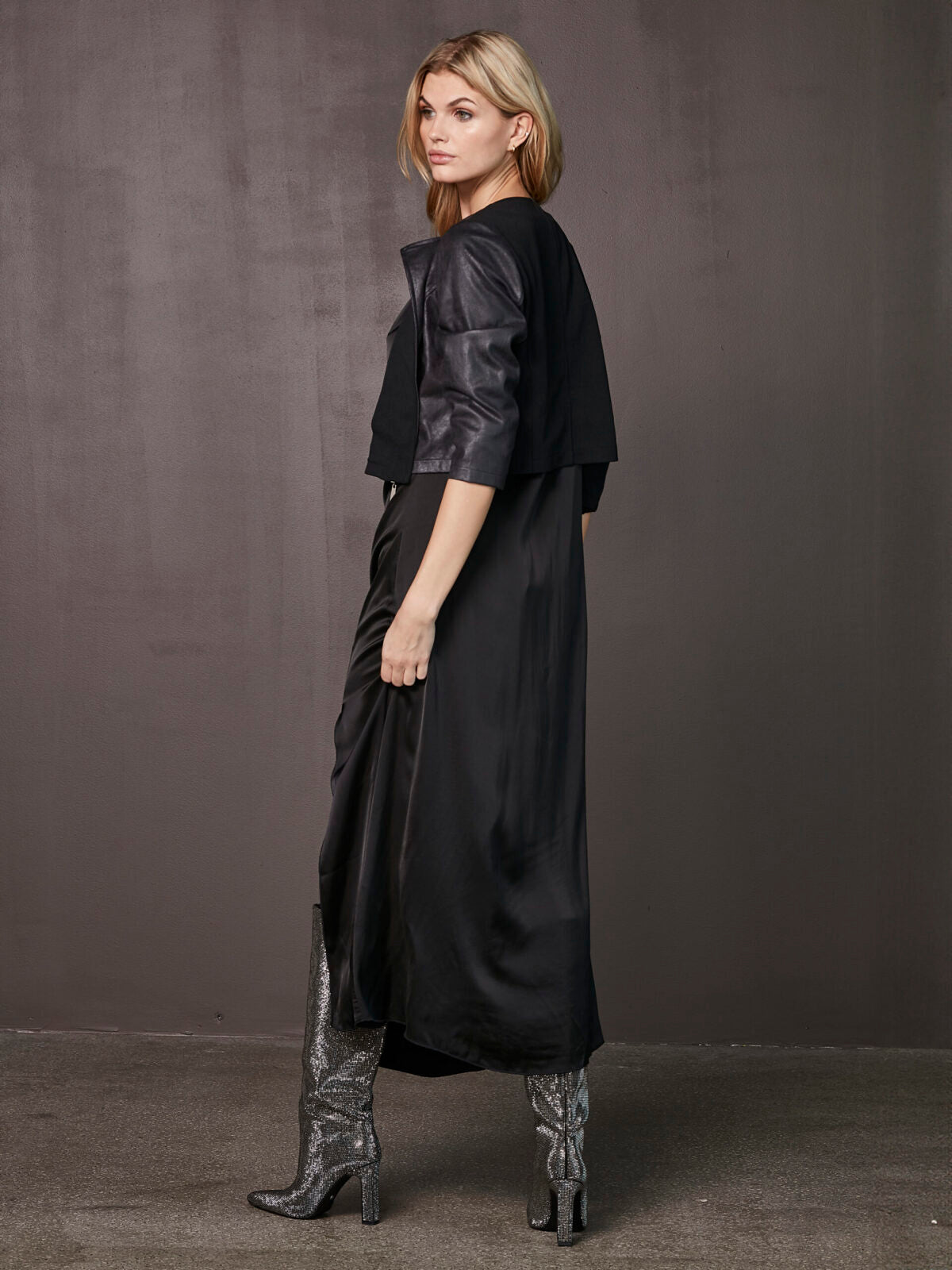 NÜ Black Xana Jacket sort læderjakke kort pasform og flæsedetaljer foran