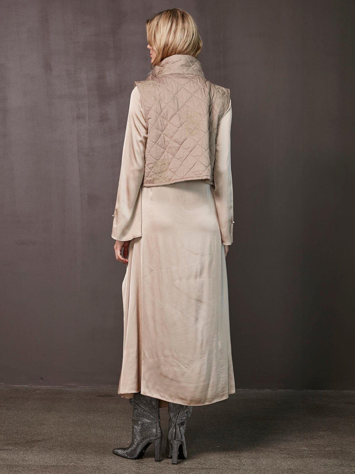 NÜ Elm wood Xelia Vest beige quiltet vest med høj hals og paisleybroderi