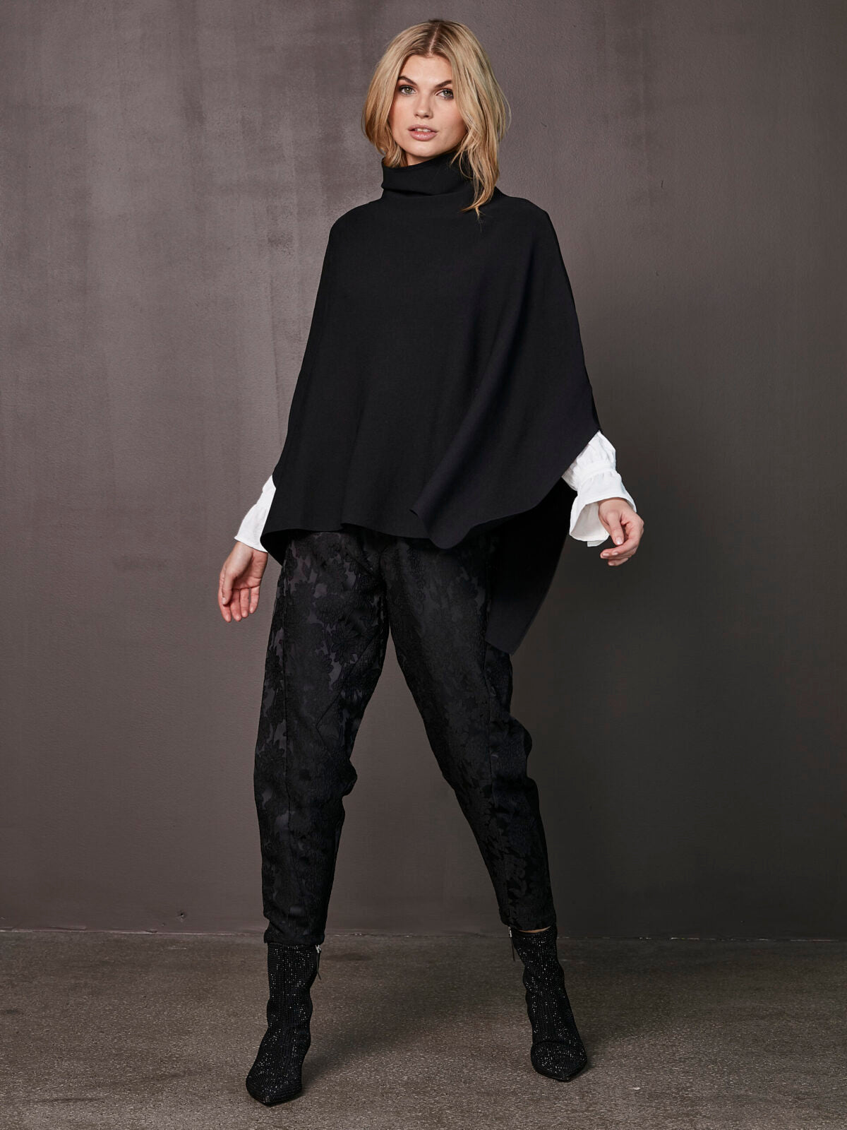 NÜ Black Xiao Poncho knit SUSTAINABLE sort poncho med høj krave