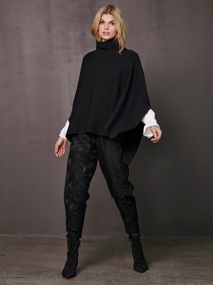 NÜ Black Xiao Poncho knit SUSTAINABLE sort poncho med høj krave