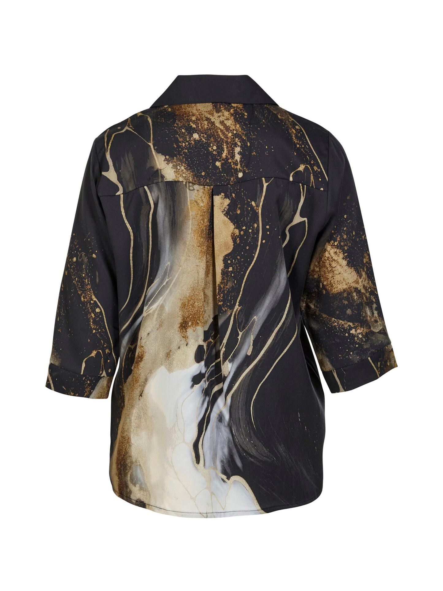 ryggen af sort bluse med 3/4 ærmer og marmorlignende mønster i guld og hvid. NÜ Xoey Blouse Elm Wood mix 8251-40