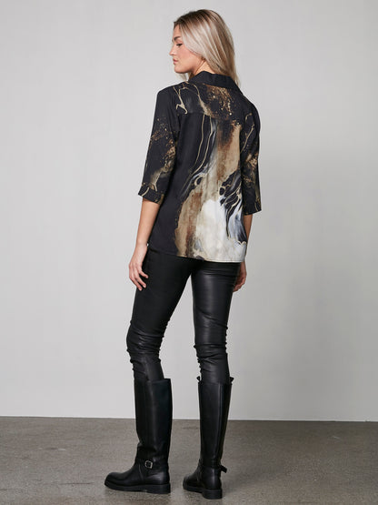 ryggen af model med sort bluse med 3/4 ærmer og marmorlignende mønster i guld og hvid. NÜ Xoey Blouse Elm Wood mix 8251-40