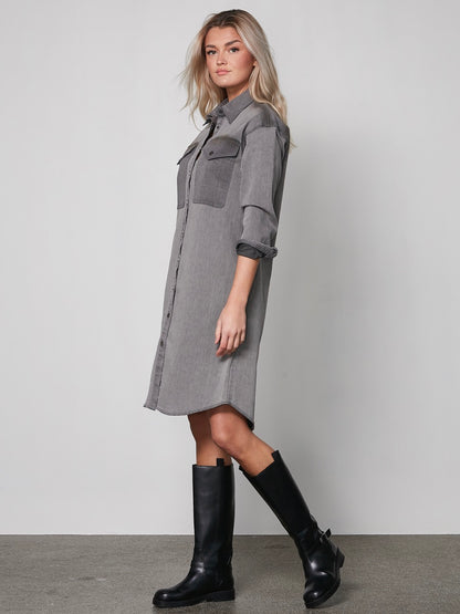 model med grå kjole med denim-llok, lange ærmer, knappelukning og to store brystlommer. NÜ Yelena Dress Grey 8300-23