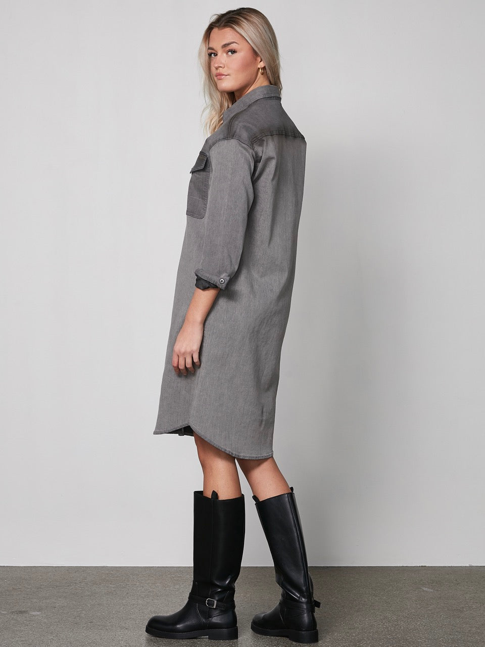 model fra siden med grå kjole med denim-llok, lange ærmer, knappelukning og to store brystlommer. NÜ Yelena Dress Grey 8300-23