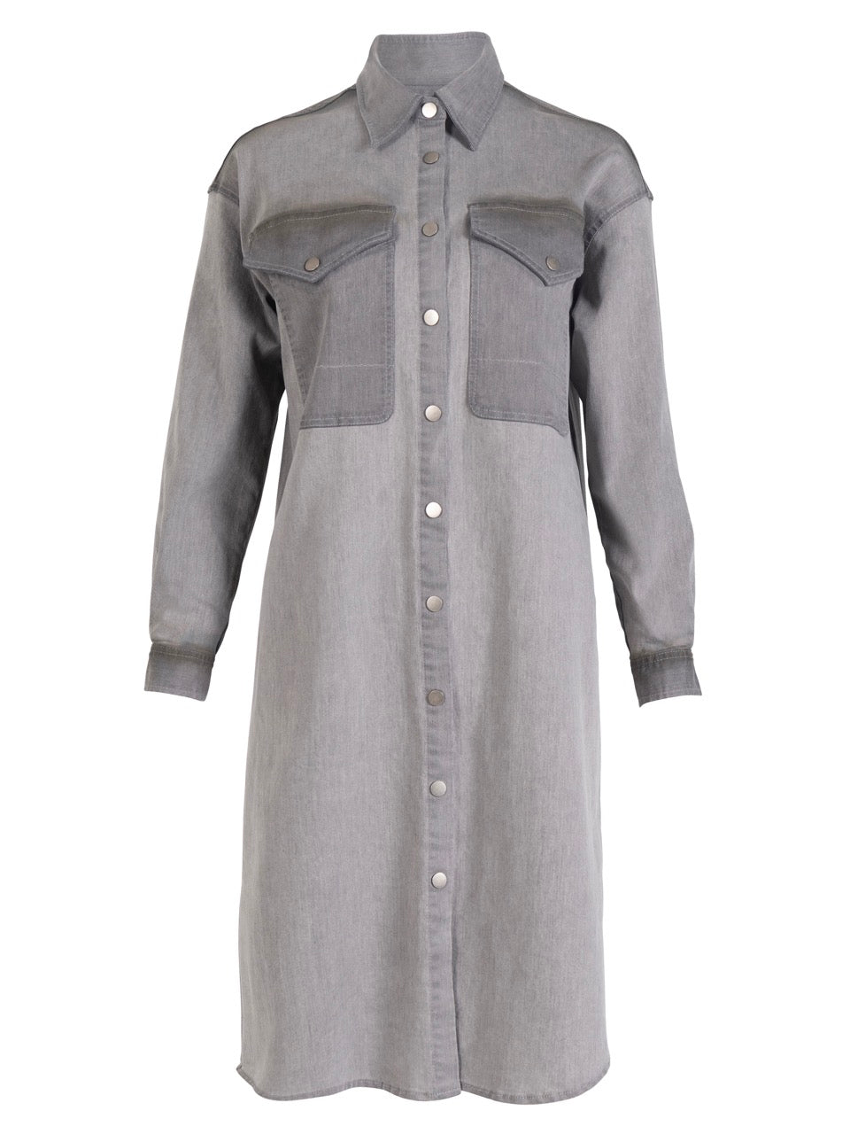 grå kjole med denim-llok, lange ærmer, knappelukning og to store brystlommer. NÜ Yelena Dress Grey 8300-23