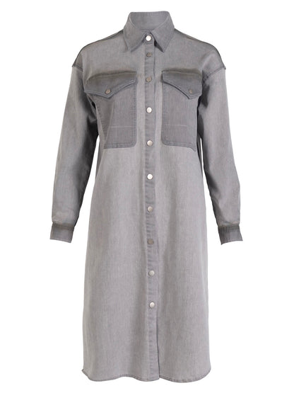 grå kjole med denim-llok, lange ærmer, knappelukning og to store brystlommer. NÜ Yelena Dress Grey 8300-23