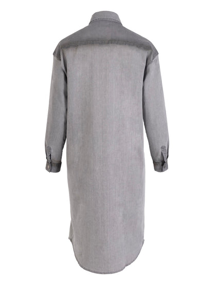 ryggen af grå kjole med denim-llok, lange ærmer, knappelukning og to store brystlommer. NÜ Yelena Dress Grey 8300-23