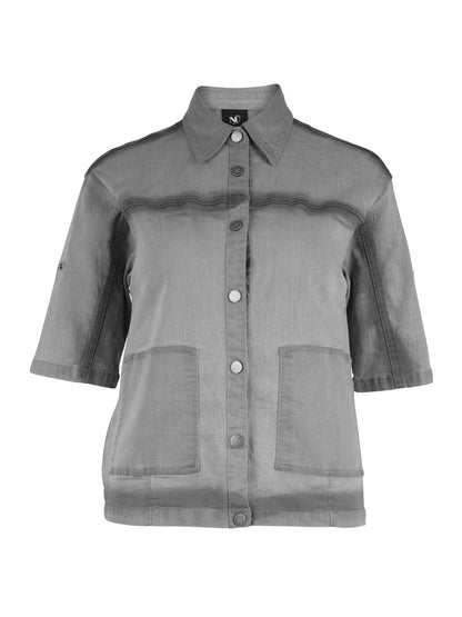 kortærmet grå skjorte t-shirt med knappelukning og lommer. NÜ Yelena Shirt s/s Grey 8300-42