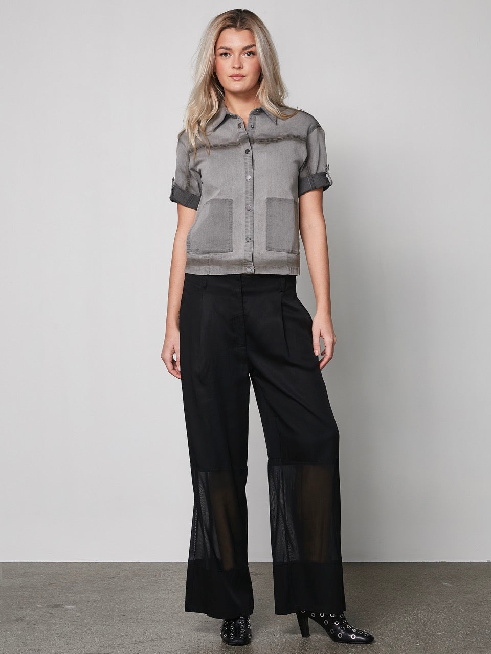 model med kortærmet grå skjorte t-shirt med knappelukning og lommer. NÜ Yelena Shirt s/s Grey 8300-42