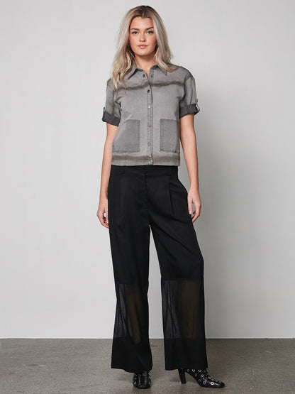 model med kortærmet grå skjorte t-shirt med knappelukning og lommer. NÜ Yelena Shirt s/s Grey 8300-42