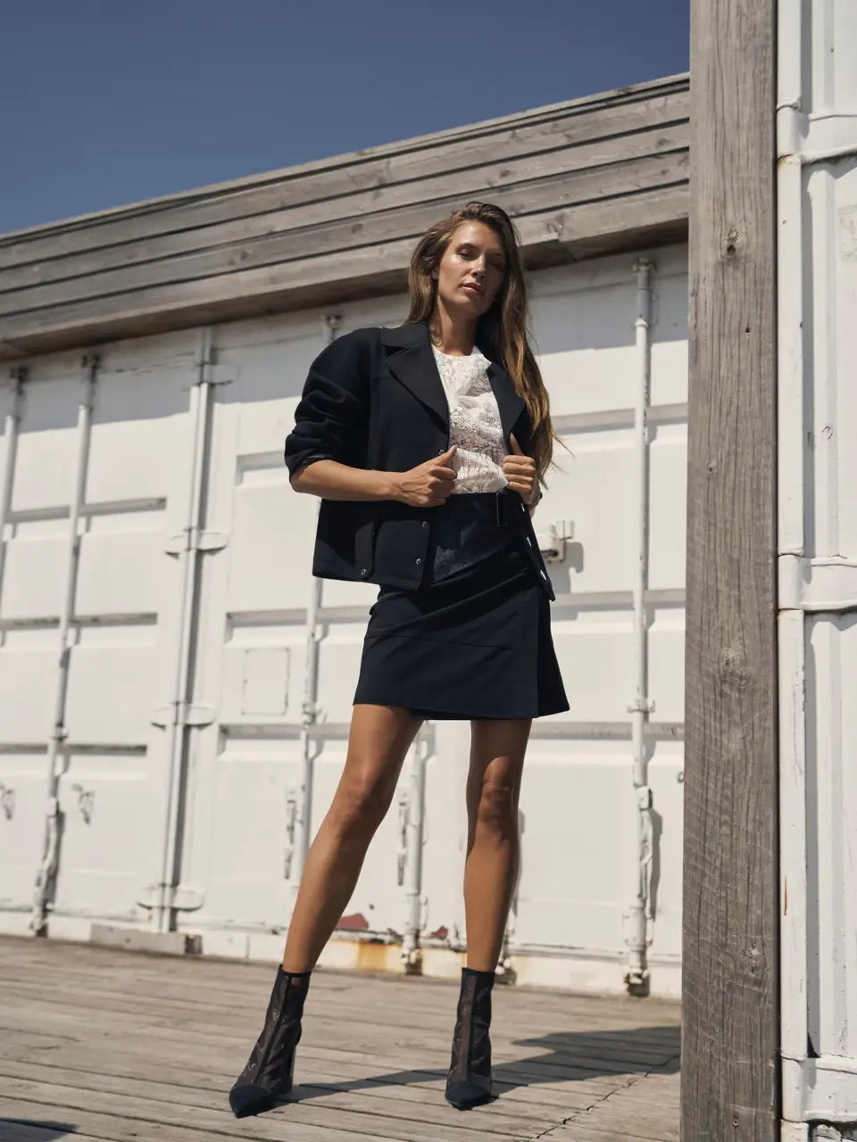 model med kort sort jakke med biker-look. NÜ Yasma Jacket short Black 8304-38