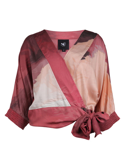 mønstret bluse i røde og lyse nuancer med 3/4 ærmer og bindebånd i taljen: NÜ Yola Blouse Berry Red Mix 8306-40