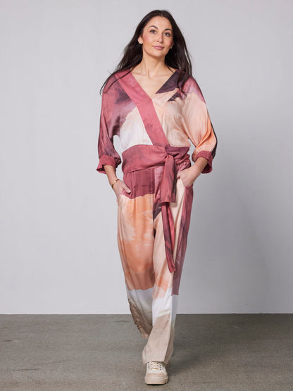 model med mønstret bluse i røde og lyse nuancer med 3/4 ærmer og bindebånd i taljen: NÜ Yola Blouse Berry Red Mix 8306-40