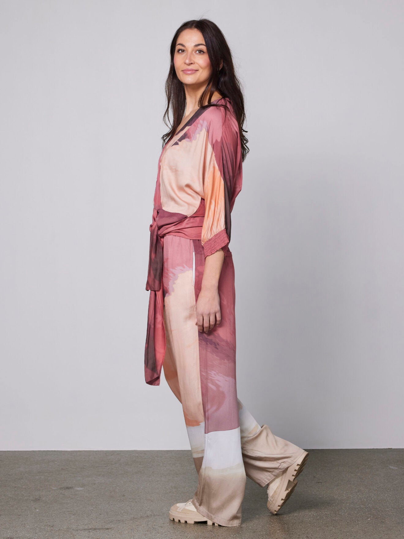 model fra siden med mønstret bluse i røde og lyse nuancer med 3/4 ærmer og bindebånd i taljen: NÜ Yola Blouse Berry Red Mix 8306-40