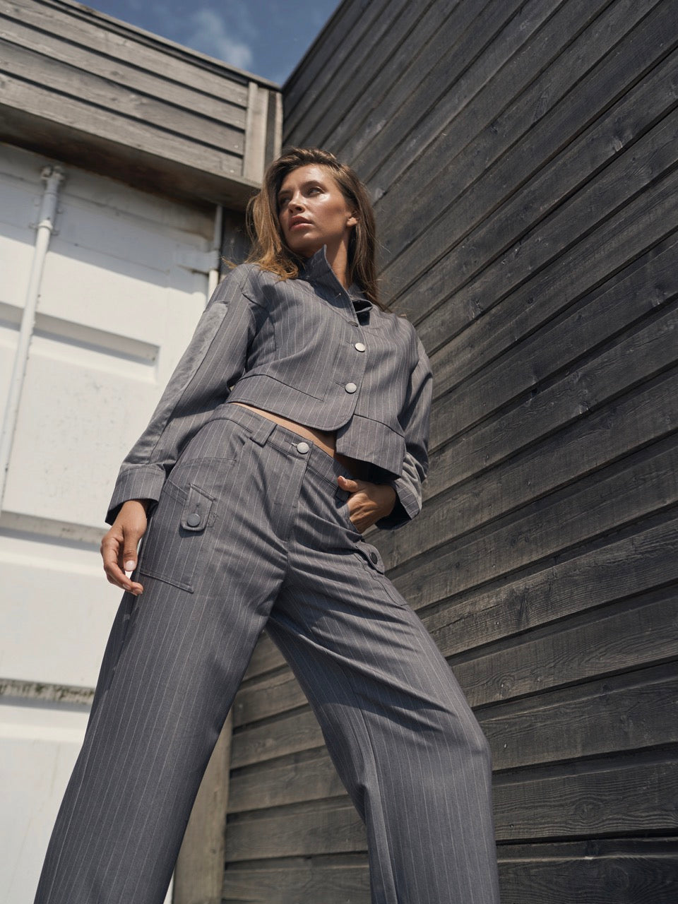 på modellen er NÜ Yanna Trousers baggy Grey stribet grå bukser med tynde hvide striber og sidelommer