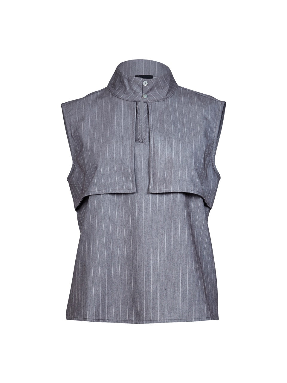 grå top med tynde hvide striber og højt hals. NÜ Yanna Top Grey 8309-46