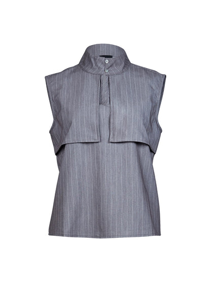 grå top med tynde hvide striber og højt hals. NÜ Yanna Top Grey 8309-46