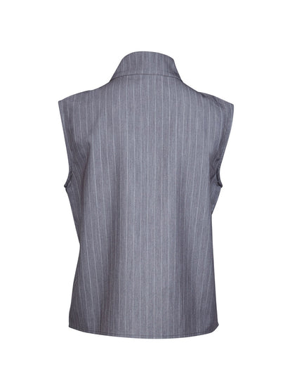 bagpå grå top med tynde hvide striber og højt hals. NÜ Yanna Top Grey 8309-46