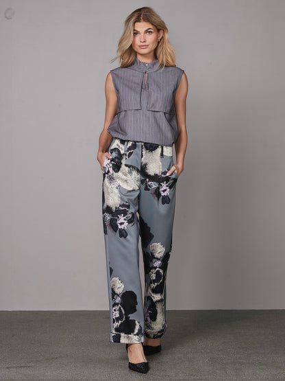 model med grå top med tynde hvide striber og højt hals. NÜ Yanna Top Grey 8309-46