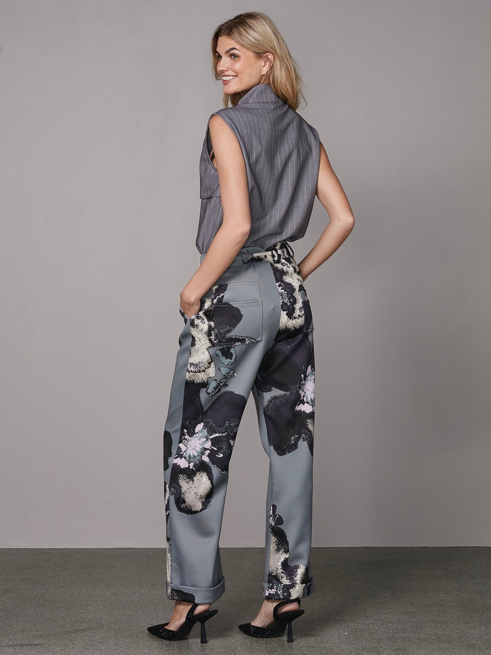 model fra siden med grå top med tynde hvide striber og højt hals. NÜ Yanna Top Grey 8309-46