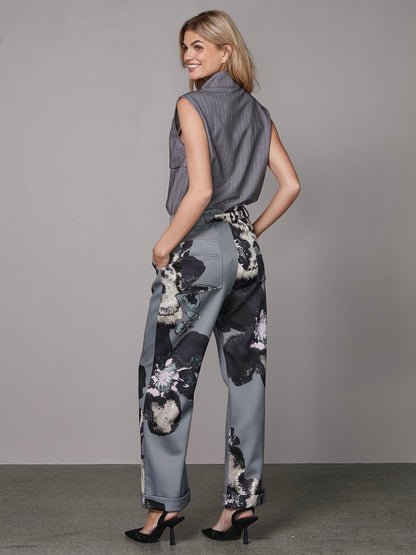 model fra siden med grå top med tynde hvide striber og højt hals. NÜ Yanna Top Grey 8309-46