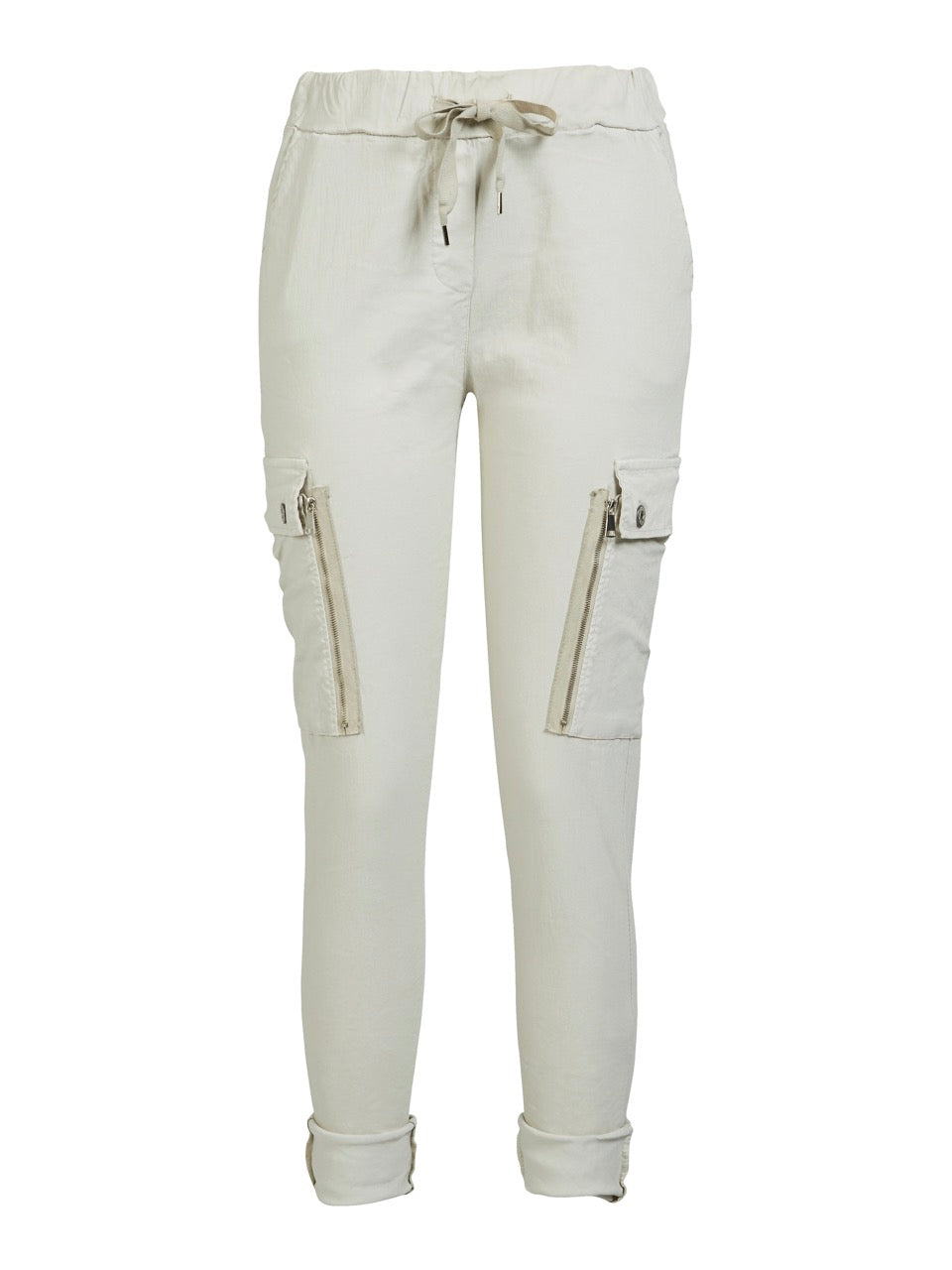 hvide bukser med let baggy pasform, elastik i taljen og udvendige lommer på låret. NÜ Carmen Ynde Trousers Bone 8318-10