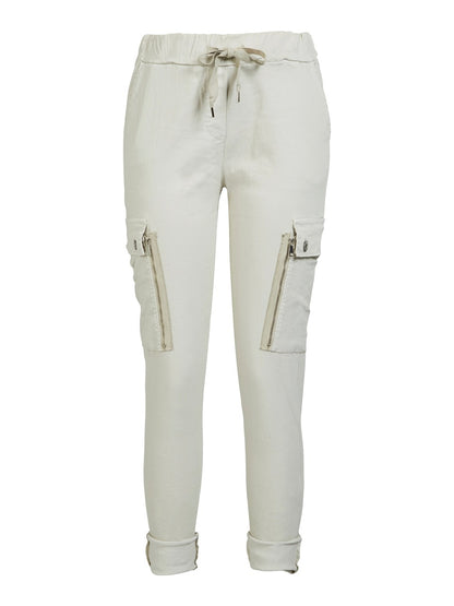 hvide bukser med let baggy pasform, elastik i taljen og udvendige lommer på låret. NÜ Carmen Ynde Trousers Bone 8318-10