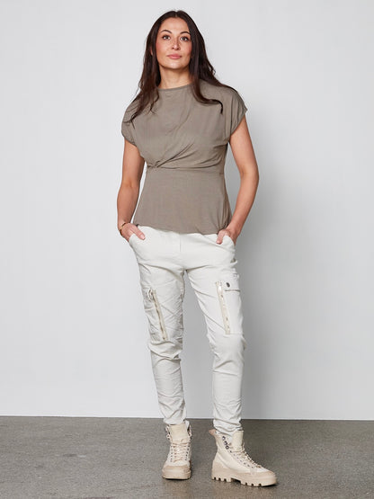 model med hvide bukser med let baggy pasform, elastik i taljen og udvendige lommer på låret. NÜ Carmen Ynde Trousers Bone 8318-10