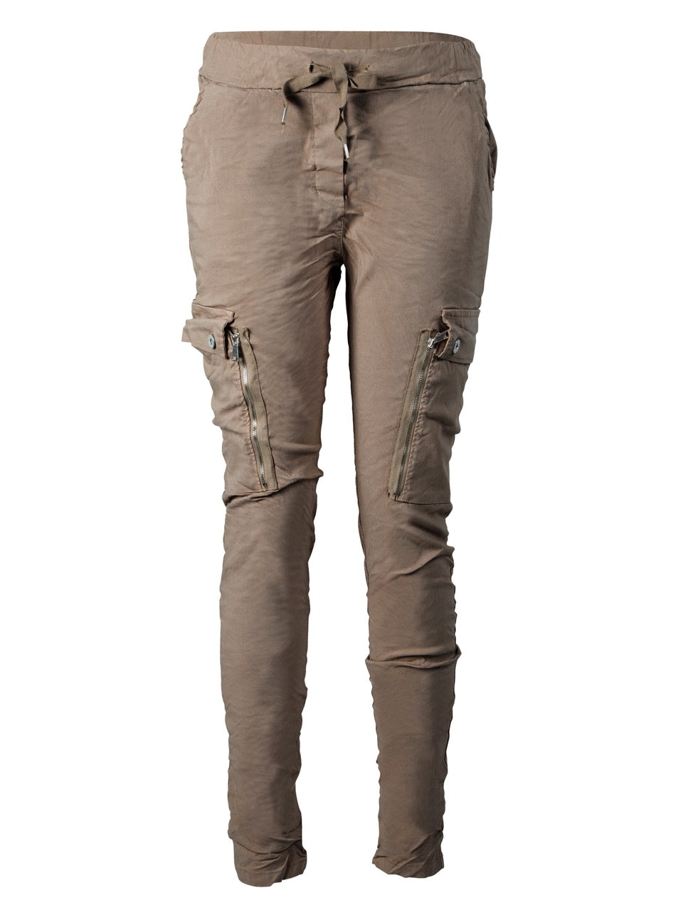 brune bukser med let baggy pasform, elastik i taljen og udvendige lommer på låret. NÜ Carmen Ynde Trousers Mud 8318-10