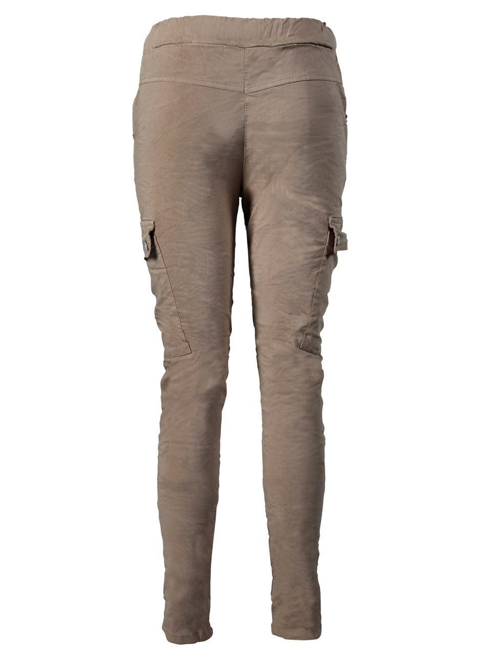 bagpå brune bukser med let baggy pasform, elastik i taljen og udvendige lommer på låret. NÜ Carmen Ynde Trousers Mud 8318-10
