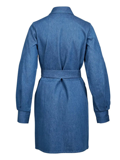bagpå blå denim kjole med lange ærmer, bælte og skjult knappelukning foran. NÜ Yenny Dress Denim blue 8323-23