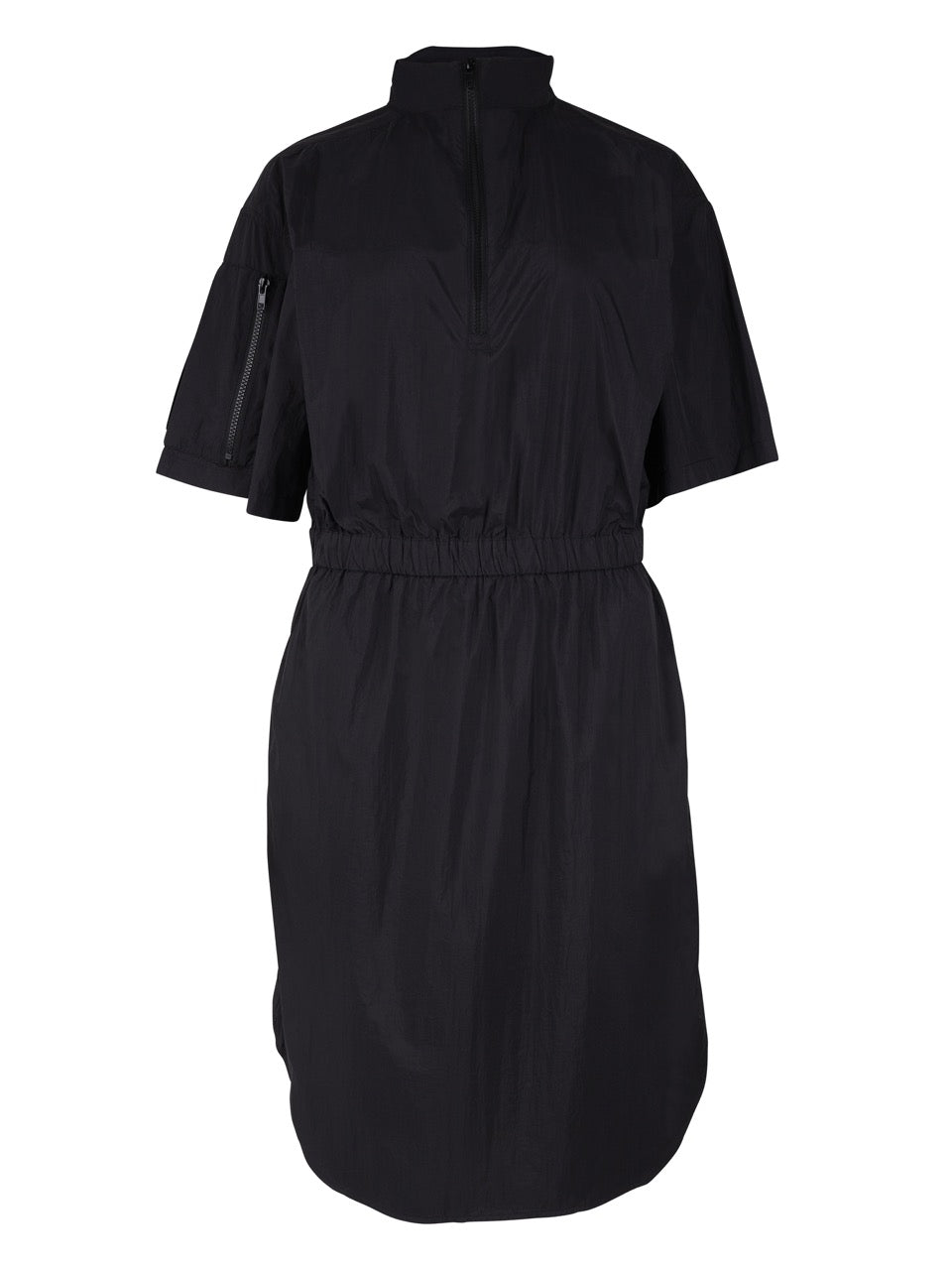 kortærmet sort kjole med høj krave med lynlås og elastikbånd i taljen. NÜ Yen Dress Black 8324-23