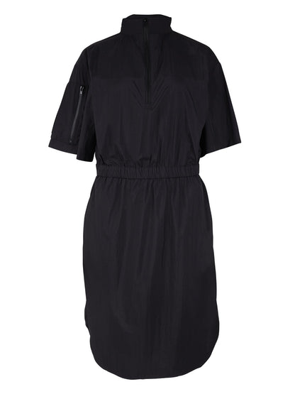 kortærmet sort kjole med høj krave med lynlås og elastikbånd i taljen. NÜ Yen Dress Black 8324-23