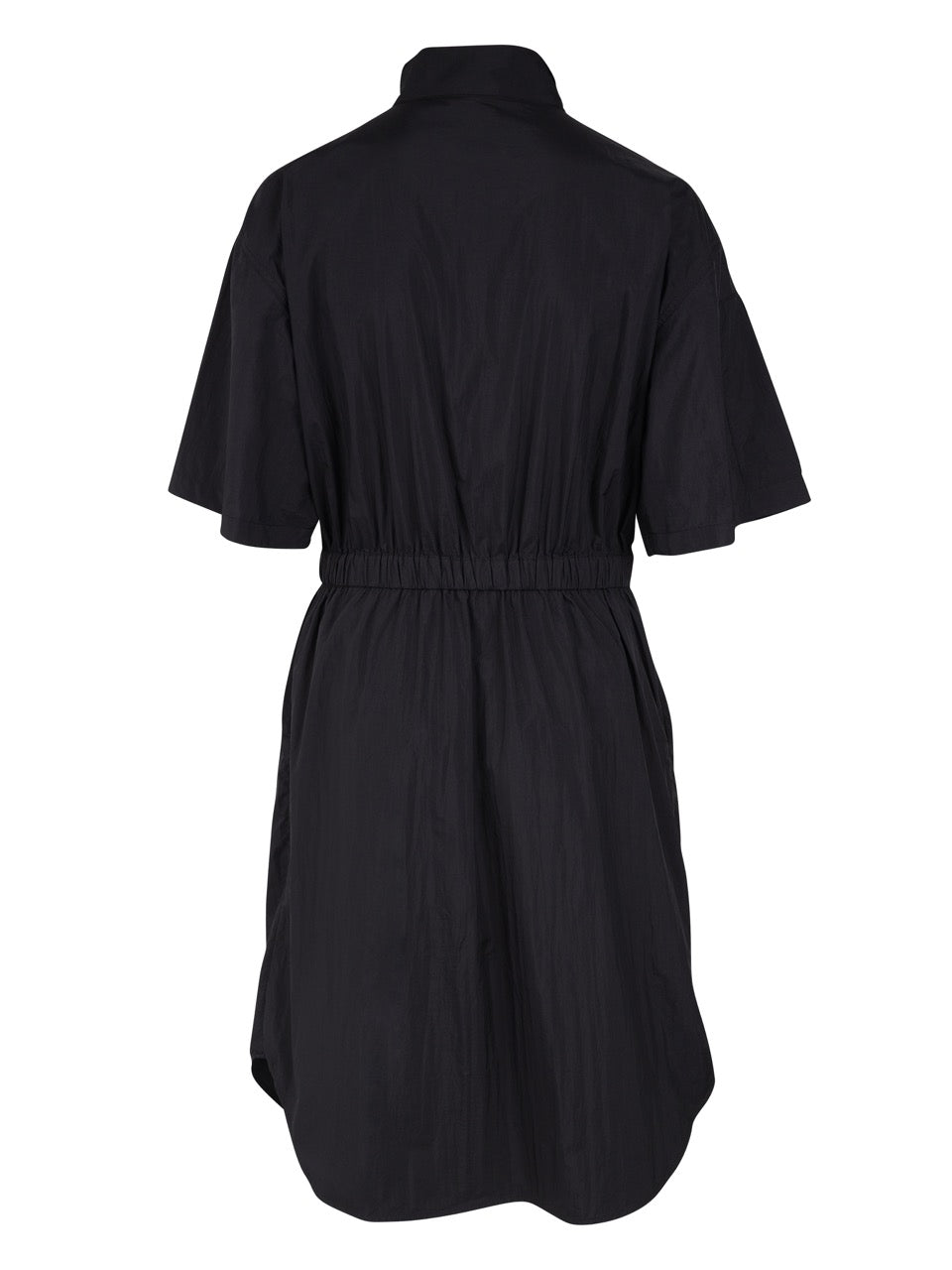 ryggen af kortærmet sort kjole med høj krave med lynlås og elastikbånd i taljen. NÜ Yen Dress Black 8324-23