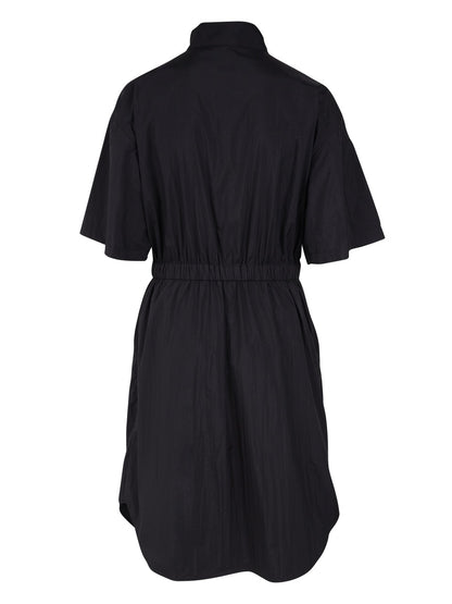 ryggen af kortærmet sort kjole med høj krave med lynlås og elastikbånd i taljen. NÜ Yen Dress Black 8324-23